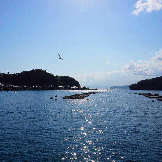 海がそばにあるカフェ