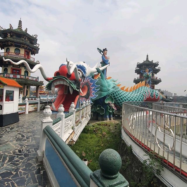 蓮池潭中出龍虎
