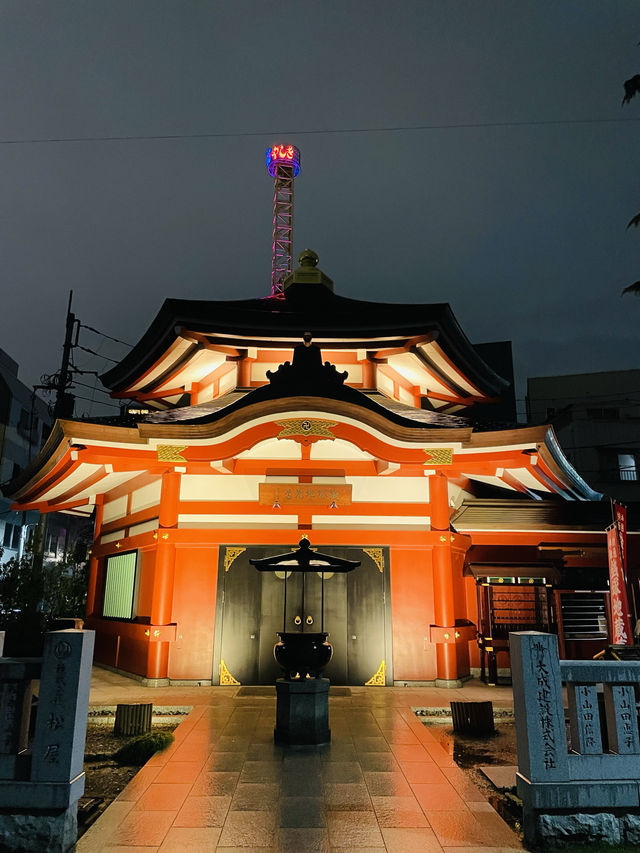 【東京都】鮮やかにライトアップされた夜の浅草寺を散策