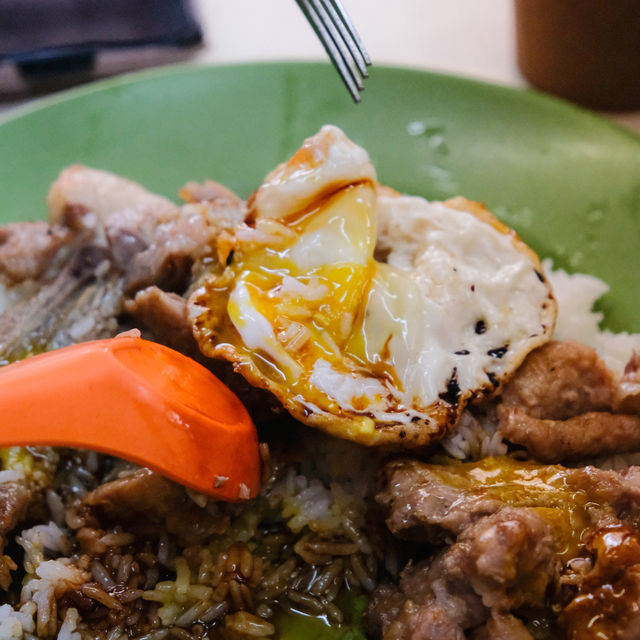 Forgee 🐷: ข้าวหมู porkshop ทอด topping ด้วยไข่ดาว