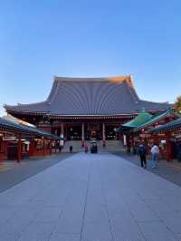 早朝の浅草寺