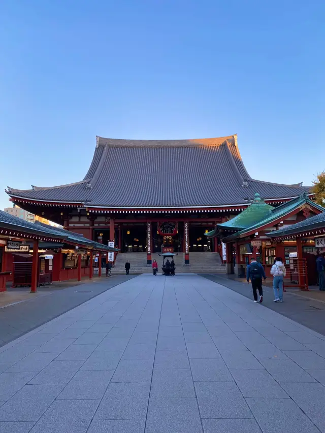 早朝の浅草寺