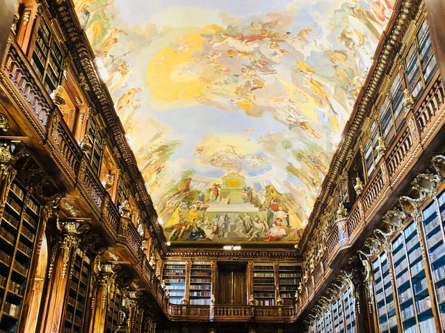 【チェコ】修道院内の美しい図書館！ストラホフ修道院