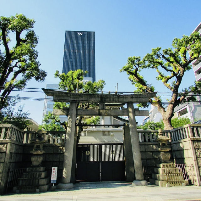 Peaceful Shrine near  Honmachi Sta. 