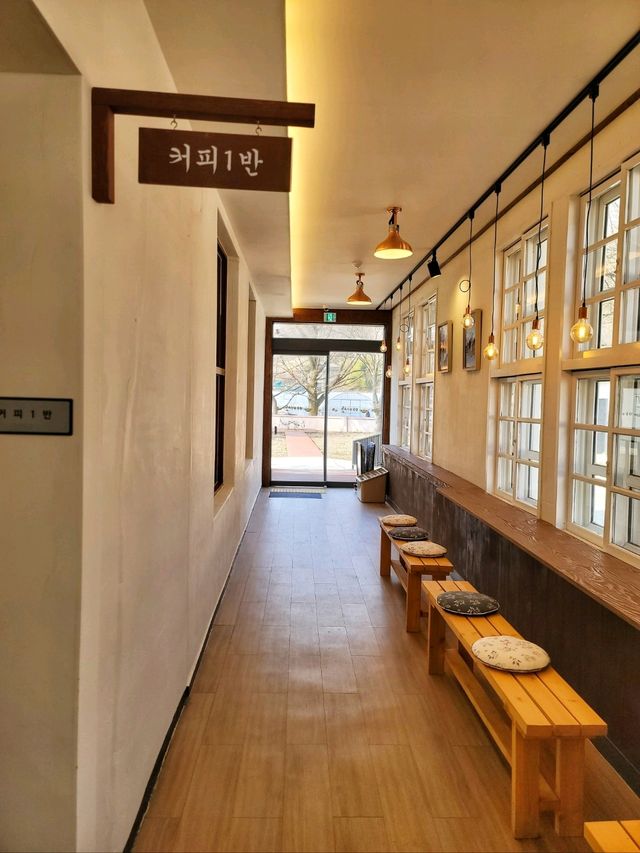 동심의 세계로 돌아간듯 폐교가 변신한 힐링카페☕️