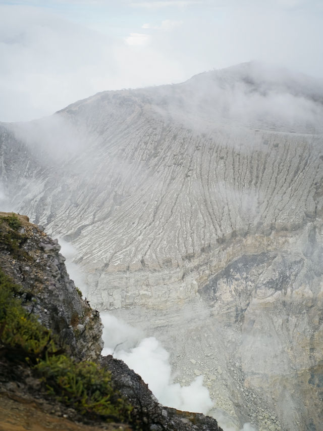 印尼 | 世界上極罕有湖水藍色嘅火山口湖🩵