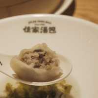 上海美食篇~皮最薄又多湯汁的小籠包