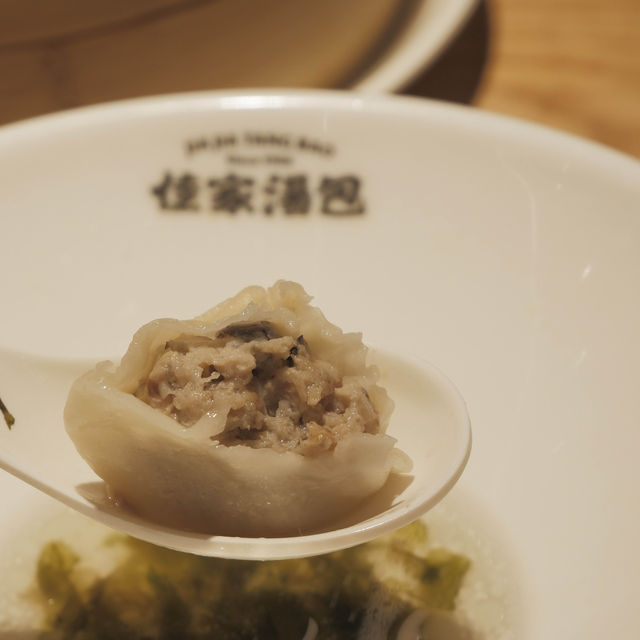 上海美食篇~皮最薄又多湯汁的小籠包