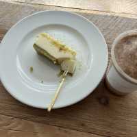 インテリアがおしゃれな淡色カフェ