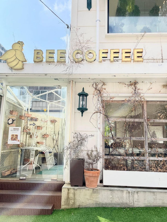 🐝입구 부터 너무 예뻤던 비커피💛