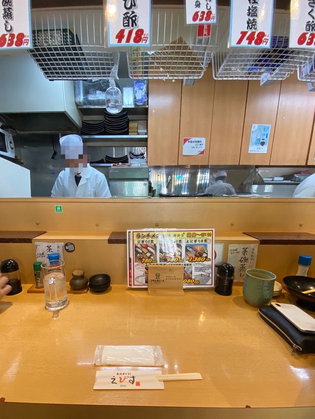 【神戸三宮】サービス握り10貫980円赤だし付