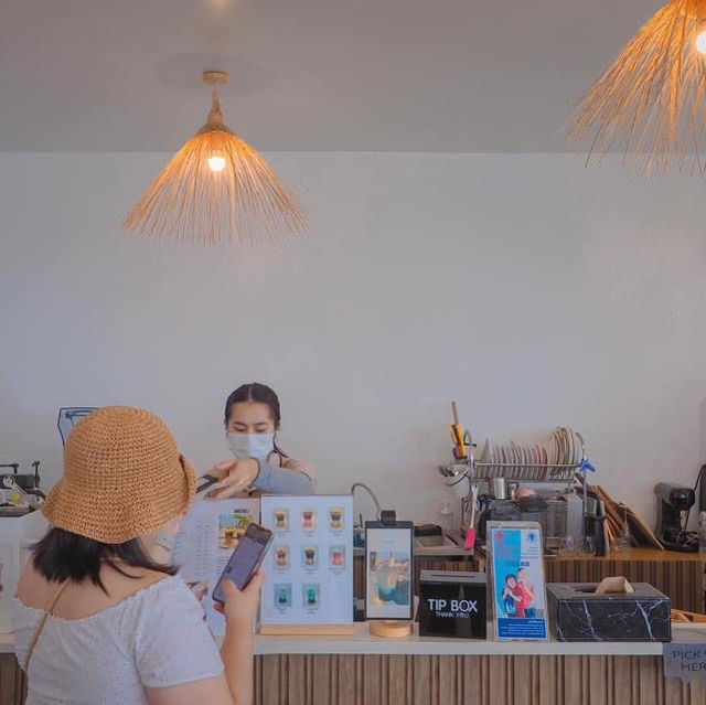 The shark cafe คาเฟ่ริมทะเลแสมสาร