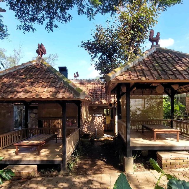 DUMUK BARETO | A SUNDANESE RESTAURANT WITH A VINTAGE TOUCH,OR "BARETO"