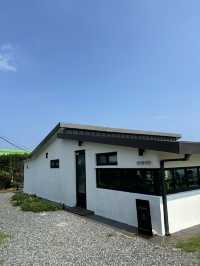 ๋ฐ๋ท๊ฐ๋ฅผ ๋ฐ๋ผ๋ณด๋ฉฐ ์ปคํผํ์ ํ  ์ ์๋ ์ฌ๋์นดํ๐๐ป