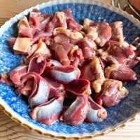 【日出】竹塩で食べる炭の香りの新鮮鶏肉✨