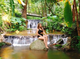 Soak in a bathtub in the middle of the forest, and listen to the sound of the waterfall.