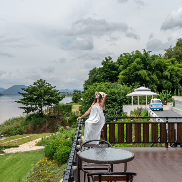 ที่พักติดแม่น้ำโขง สระน้ำไร้ขอบวิวจึ้ง ⛰️