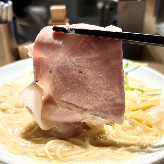 【大阪・十三】じっくり煮出した豚骨スープと水が決め手「創業麺類元年 1代目猿肉亭」