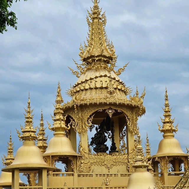เที่ยวเชียงราย ไหว้พระวัดร่องขุ่นสวรรค์บนดิน
