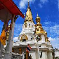 สักการะสิ่งศักดิ์สิทธิ์มากมาย ณ วัดธาตุทอง