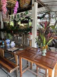 🎉ร้านดังย่านท่ารั้ว“ชื่นชอบขาหมู” จัดต้นคริสต์มาส
