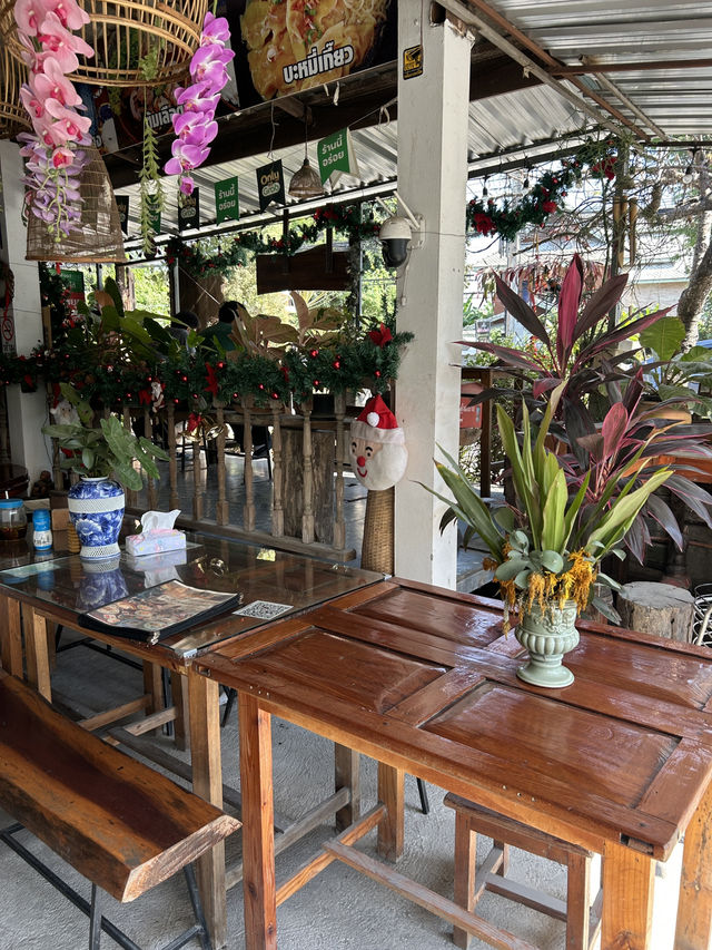 🎉ร้านดังย่านท่ารั้ว“ชื่นชอบขาหมู” จัดต้นคริสต์มาส
