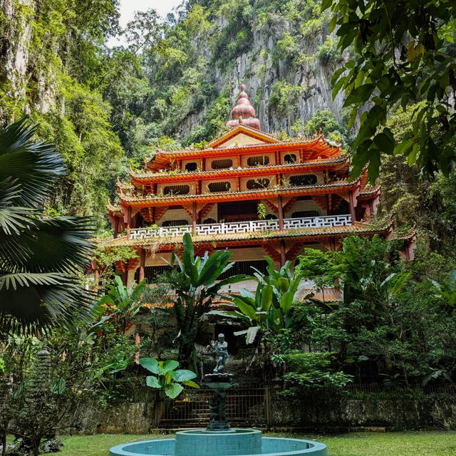 Enchanting Exploration at Sam Poh Tong Temple