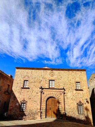 A palace that combines Gothic and Renaissance architectural styles