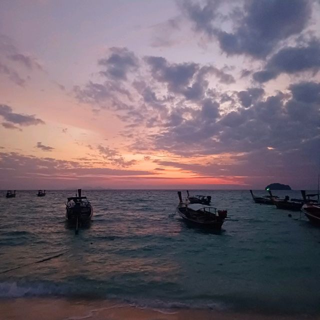 泰國麗貝島著名海灘景點:日出海灘，欣賞日出最佳地點，適合拍照📸打卡游泳