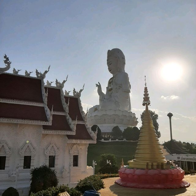 สักการะองค์พระโพธิสัตว์เจ้าแม่กวนอิม