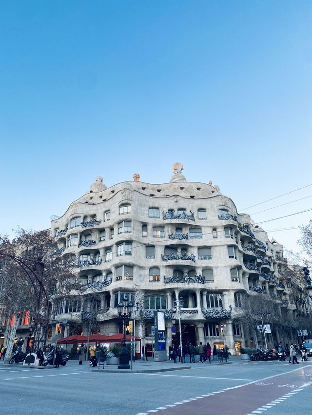 西班牙巴塞隆納｜米拉之家 Casa Milà：高第經典建築