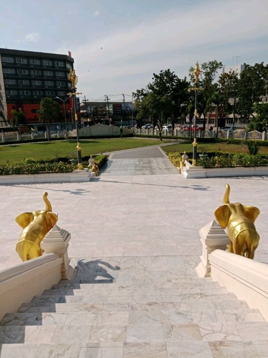 ขอพรที่ศาลหลักเมืองสุราษฎร์ธานี