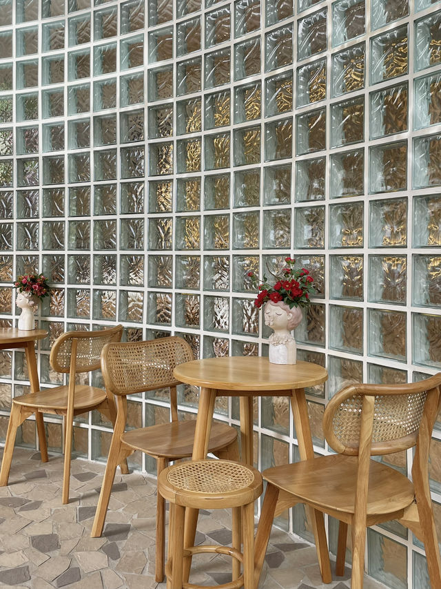 แวะพักเติมคาเฟอีนก่อนเข้ากรุง ที่ Roasi Coffee
