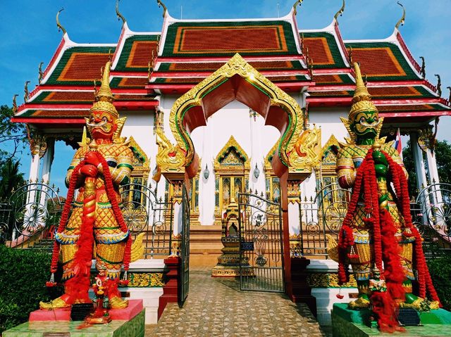 泰國曼谷湄南河畔著名古跡皇家寺廟景點：Wat Sai Mai，金黃色華麗寺廟建築群，適合打卡拍照📸冥想