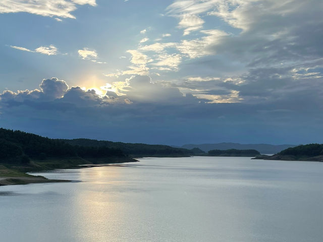 ชมพระอาทิตย์ตกดินที่เขื่อนสิริกิติ์ 🌥️