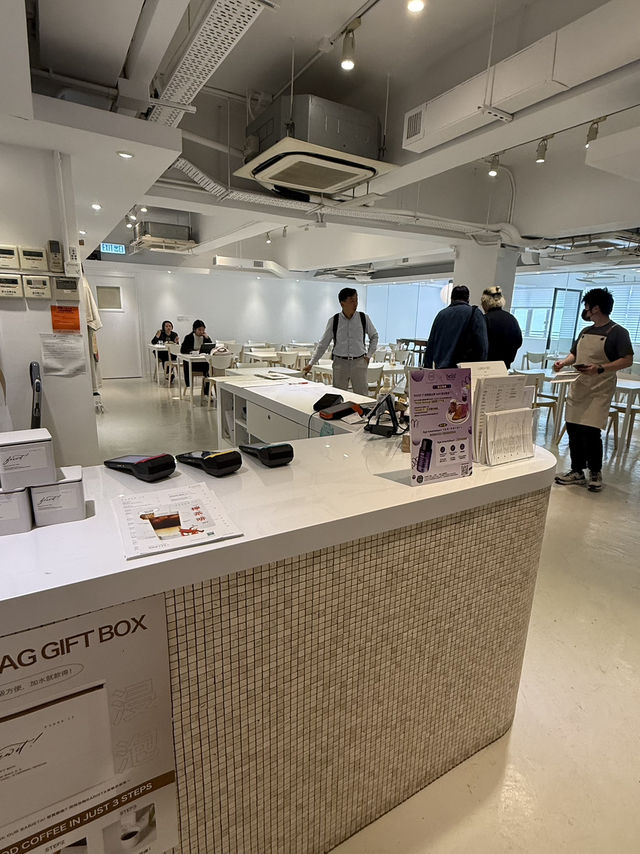 白色主題餐廳的驚喜，拉花品味，藝術嘅結合