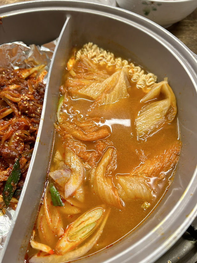 🇰🇷釜山✈️陳年泡菜豬肉鍋묵은지돼지김치찌개 