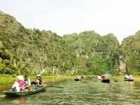 ล่องเรือกลางหุบเขา สัมผัสเสน่ห์ธรรมชาติที่ Tam Coc