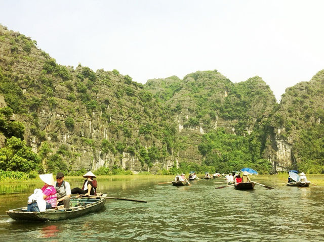 ล่องเรือกลางหุบเขา สัมผัสเสน่ห์ธรรมชาติที่ Tam Coc