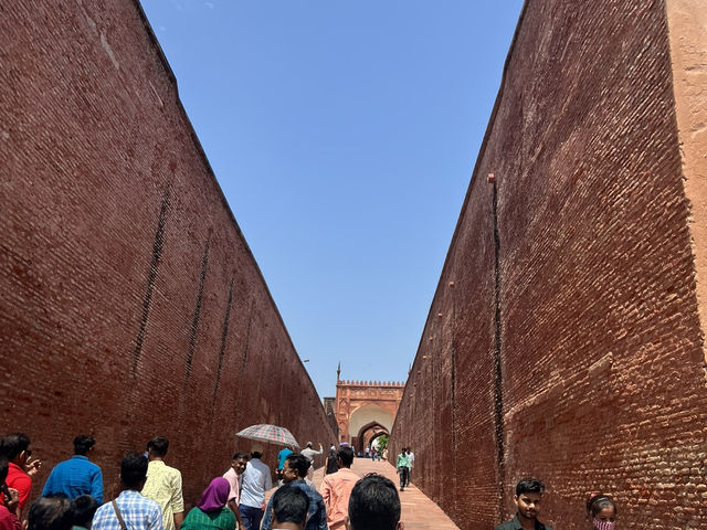 Agra Red Ford: Bold and Eye-Catching
