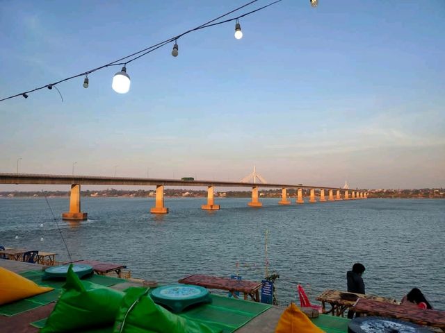 สะพานมิตรภาพไทยลาวแห่งที่สอง