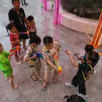 สาดน้ำสุดมันส์ที่เดอะมอลล์บางแค