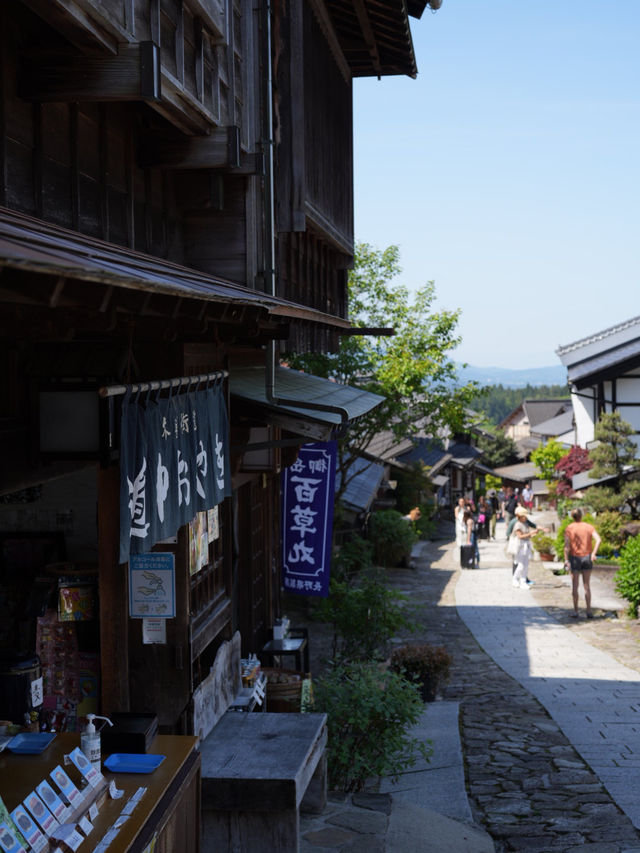 【岐阜】石畳が敷かれた坂に沿う宿場町