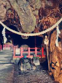 建造在岩石裡的祇園神社