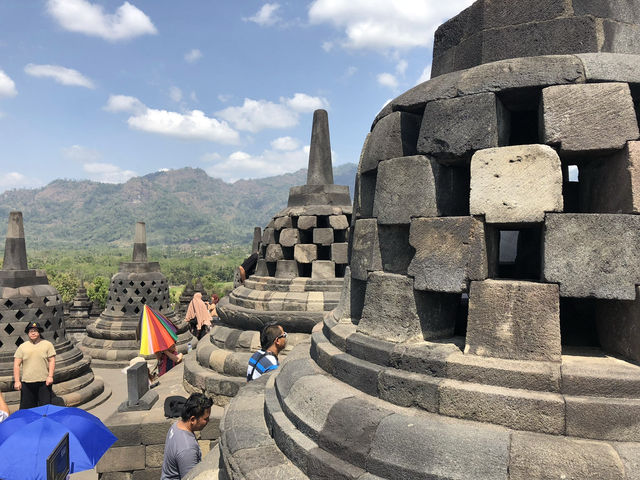 【ボロブドゥール寺院遺跡｜Borobudur Temple】 世界最大級の仏教遺跡、神秘の階段をのぼる旅