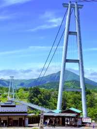 穿越僻靜山谷的高空吊橋