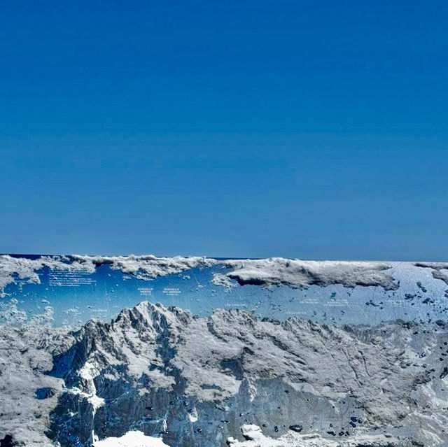 戰戰兢兢的走向南針峰峰頂觀景台眺望白朗峰