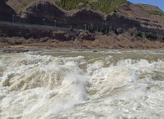 น้ำตกหูโข่วในแม่น้ำเหลือง (Hukou Waterfall) 