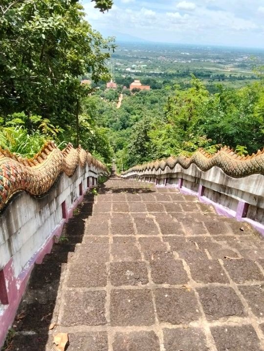 วัดพระพุทธบาทตากผ้า จ.ลำพูน