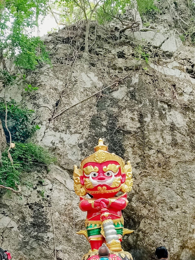 山頂からの絶景と黄金の仏像に心奪われる、ワット・カオ・チャアアンクで癒しのひとときを。🌄🙏
